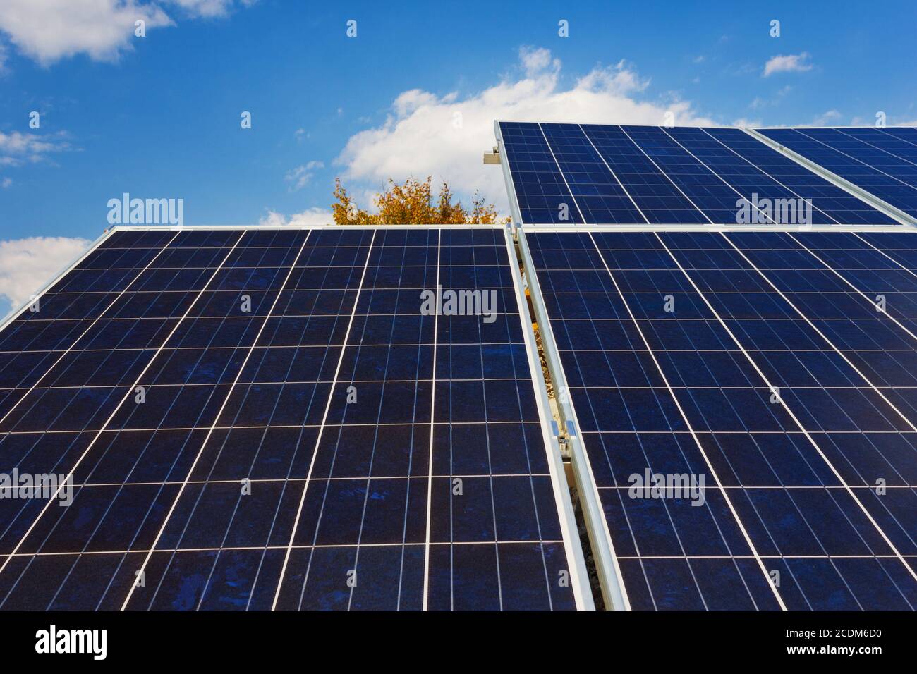 Un tetto con pannelli solari a celle - dettaglio. Pannelli solari produzione pulita e sostenibile di elettricità. Pannelli solari contro un sereno Foto Stock