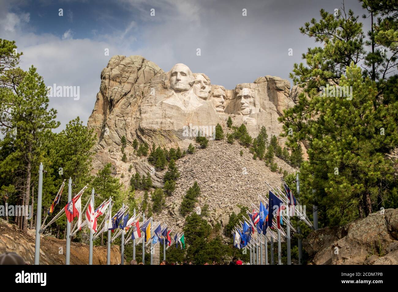 Monte Rushmore a Rapid City South Dakota con bandiere in primo piano Foto Stock