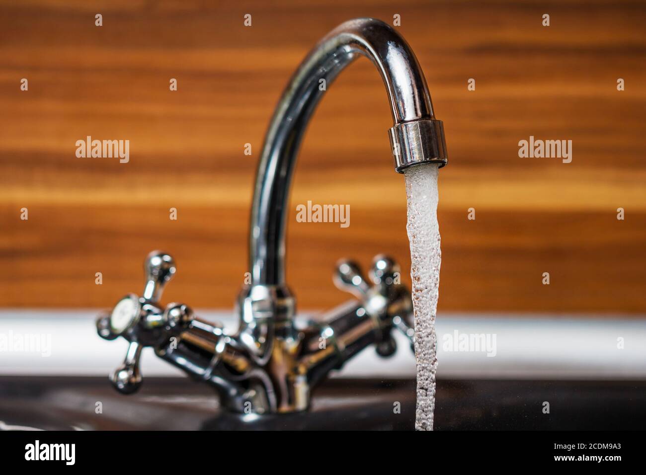 Cucina lavabo cromata con design moderno Foto Stock