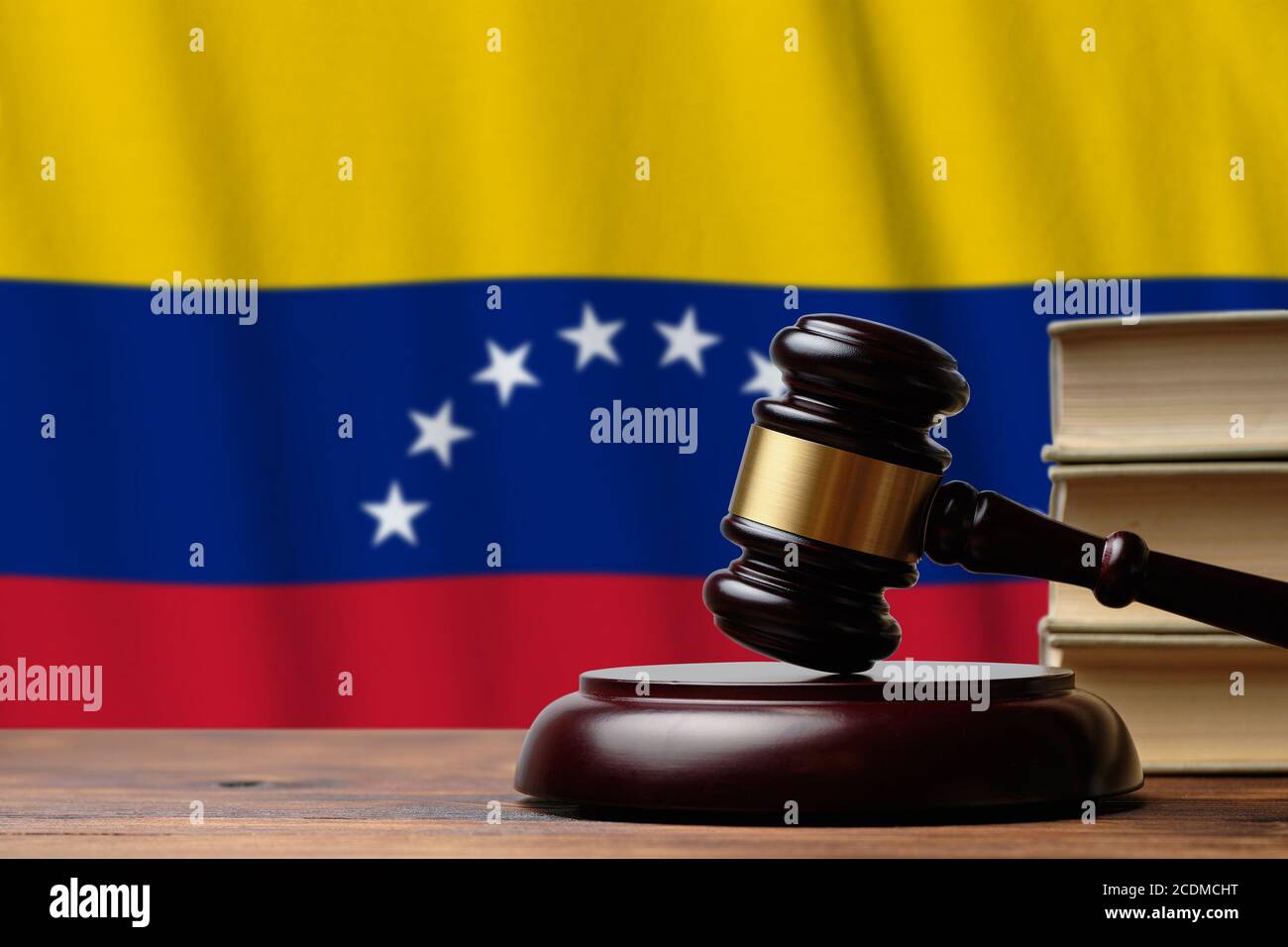 Giustizia e concetto di corte nella Repubblica Bolivariana del Venezuela. Giudica il martello su uno sfondo di bandiera. Foto Stock