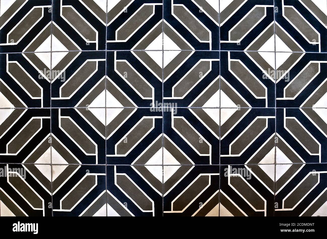 Mosaico di piastrelle Peranakan come si trova tipicamente nelle tradizionali botteghe cinesi, con un motivo geometrico e simmetrico ripetuto di grigio, bianco e blu marino Foto Stock