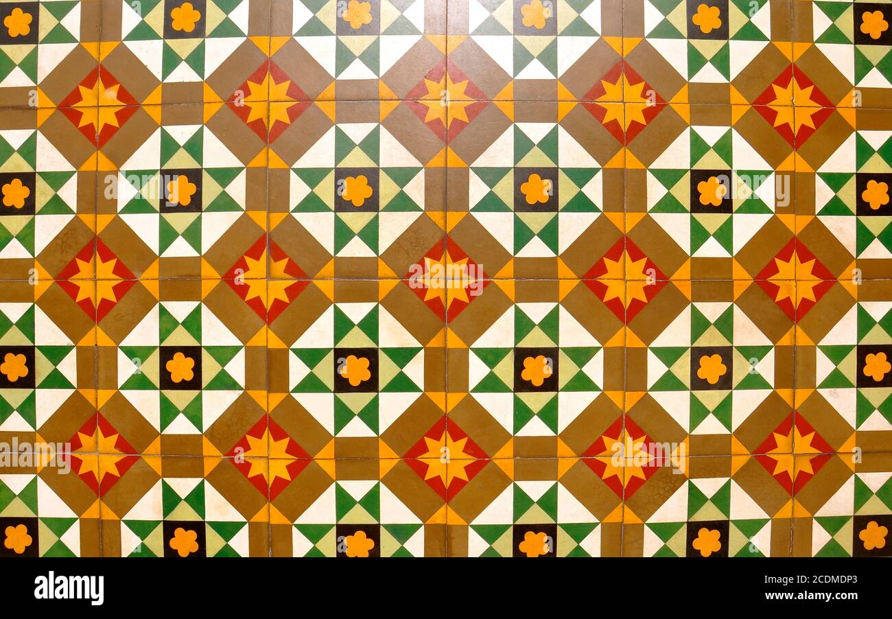 Mosaico di piastrelle Peranakan come si trova in genere nelle tradizionali botteghe cinesi. Un pattern geometrico e simmetrico che si ripete di arancione, marrone, giallo, blac Foto Stock