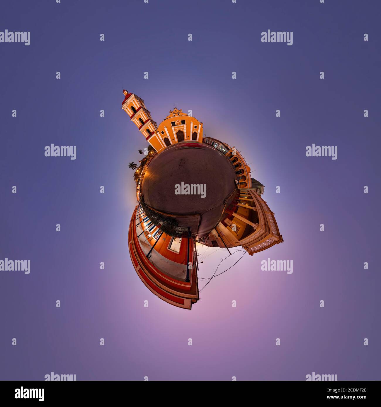 Sera, chiesa, città vecchia, piazza, ville coloniali, 360 gradi, panorama, piccolo pianeta, Remedios, Cuba Foto Stock