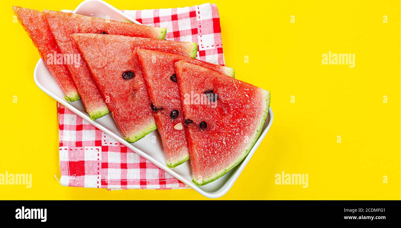 Pezzi di cocomero in ciotola su sfondo colorato, cocomero affettato, frutta sana Foto Stock