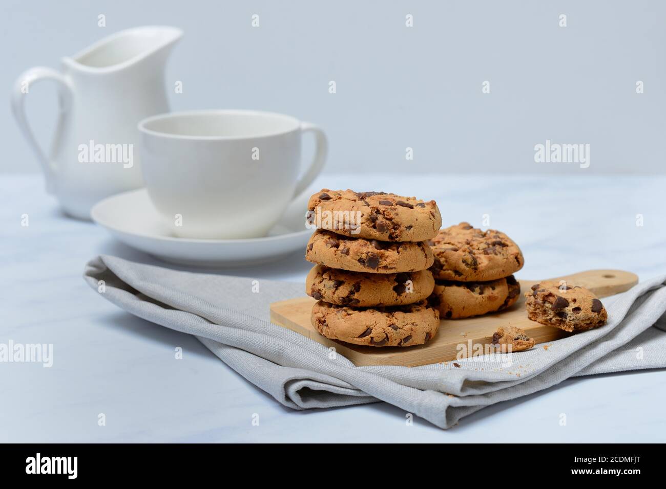 Biscotti al cioccolato su tavola di legno, Germania Foto Stock
