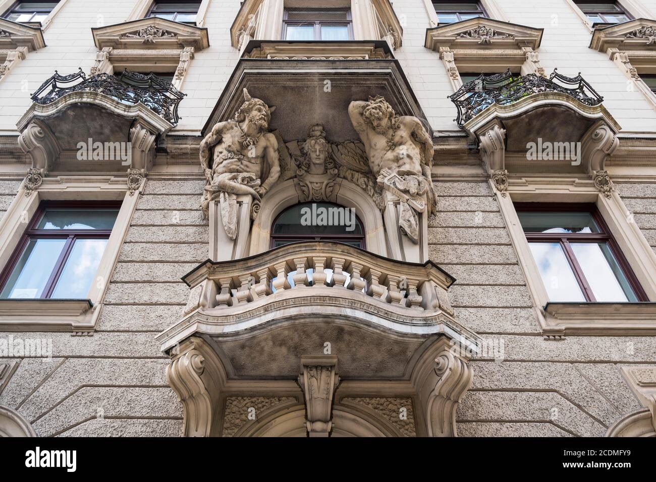 Facciata barocca con balconi e atlanti, Steinsdorfstr. Monaco, alta Baviera, Baviera, Germania Foto Stock