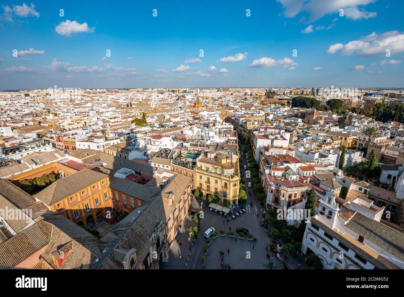 Vista sulla città, vista sulla città vecchia dalla torre la Giralda, con Plaza Virgen de los Reyes, Cattedrale di Siviglia, Siviglia, Andalusia, Spagna Foto Stock