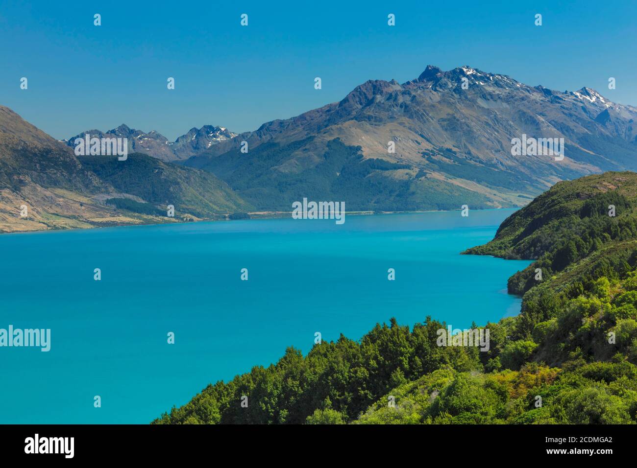 Vista sul lago Wakatipu verso le montagne Thomson, Queenstown, Otago, Isola del Sud, Nuova Zelanda Foto Stock