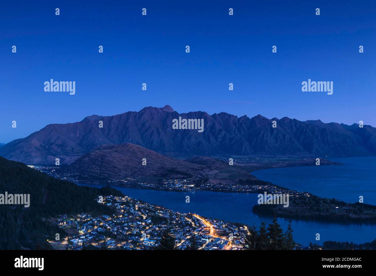 Vista su Queenstown e sul lago Wakatipu dallo skyline Queenstown Bar and Restaurant, Otago, South Island, Nuova Zelanda Foto Stock