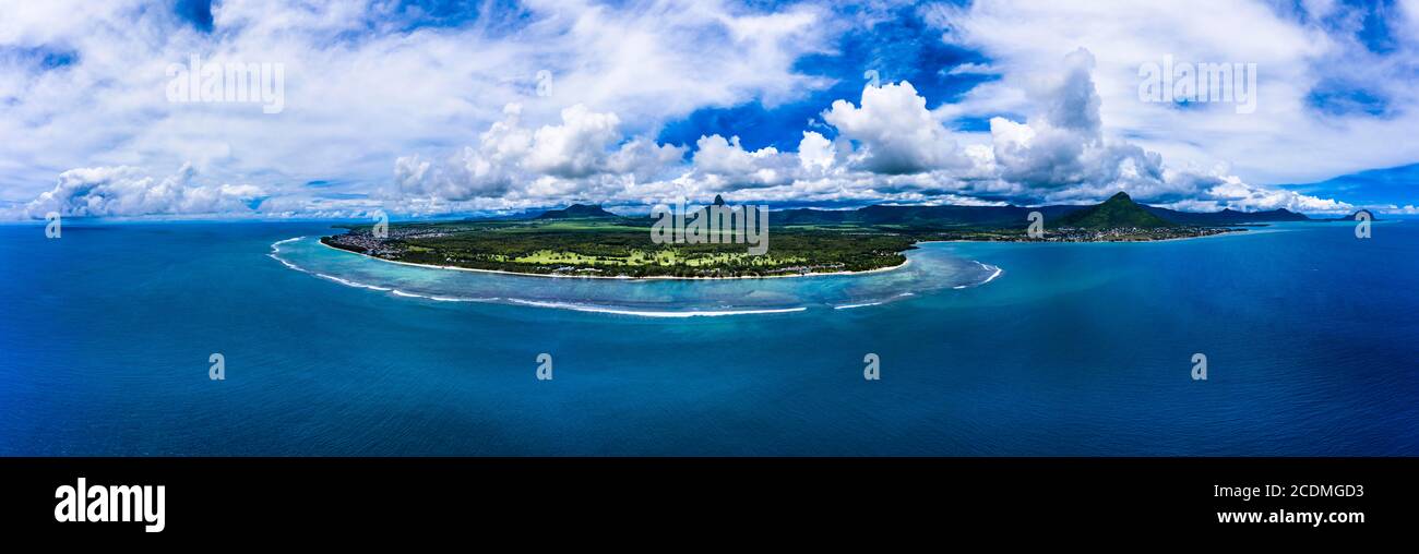 Vista aerea, la spiaggia di Flic en Flac con hotel di lusso e palme, sul retro la montagna Tourelle du Tamarin e Trois Mamelles, Mauritius Foto Stock