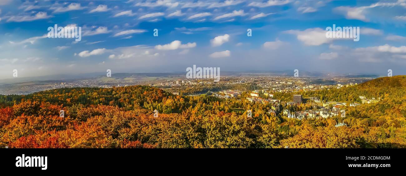 Vista dall'alto sulla foresta e Carlovy variano in autunno Foto Stock