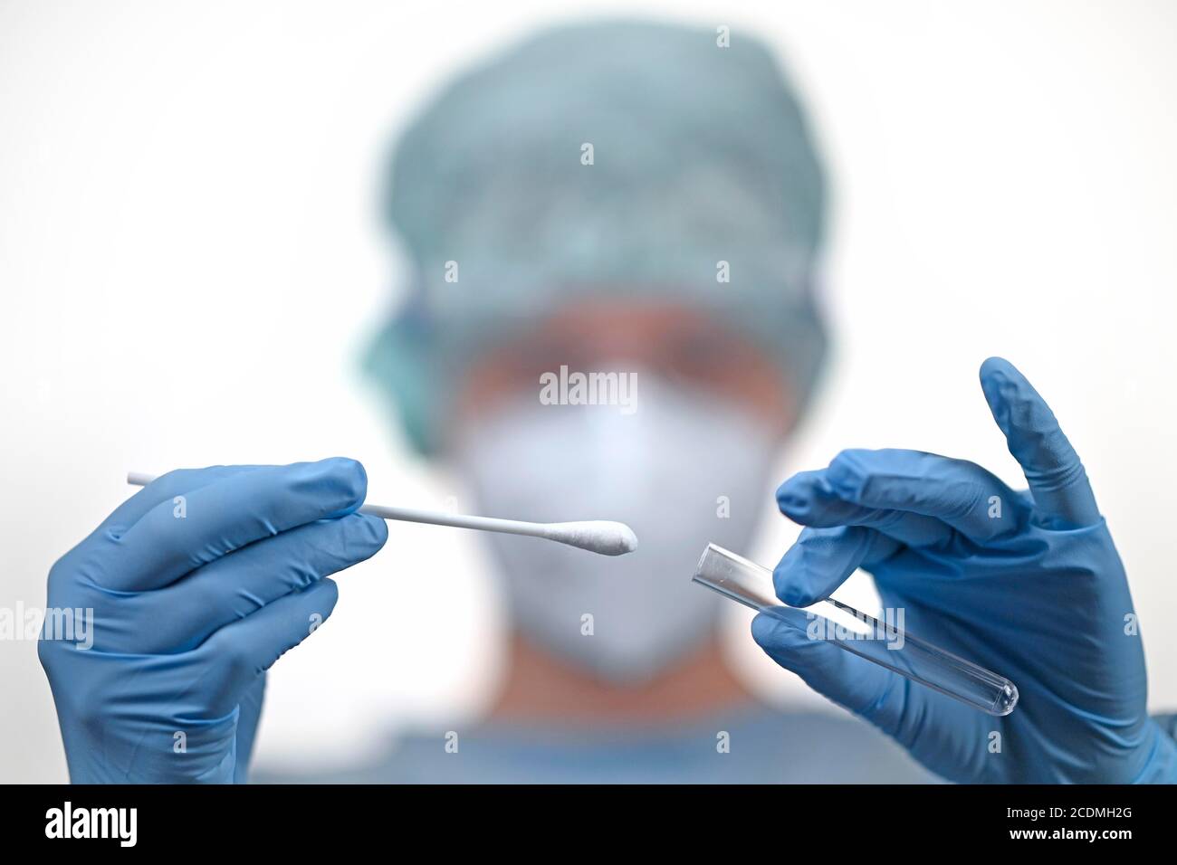 Personale medico in RT-PCR, reazione a catena della polimerasi a trascrittasi inversa in tempo reale, test corona, crisi corona, Baden-Wuerttemberg, Germania Foto Stock