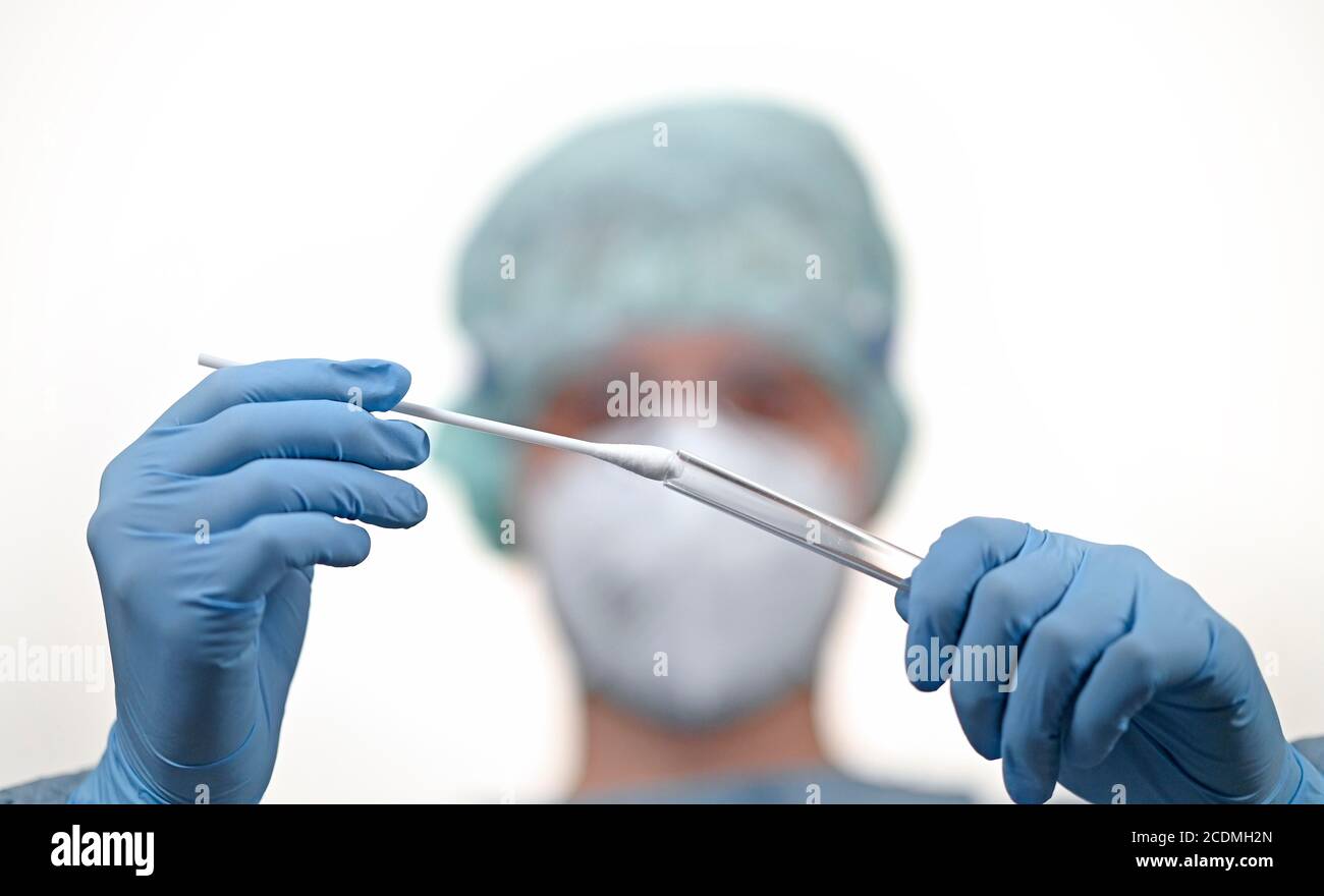 Personale medico in RT-PCR, reazione a catena della polimerasi a trascrittasi inversa in tempo reale, test corona, crisi corona, Baden-Wuerttemberg, Germania Foto Stock