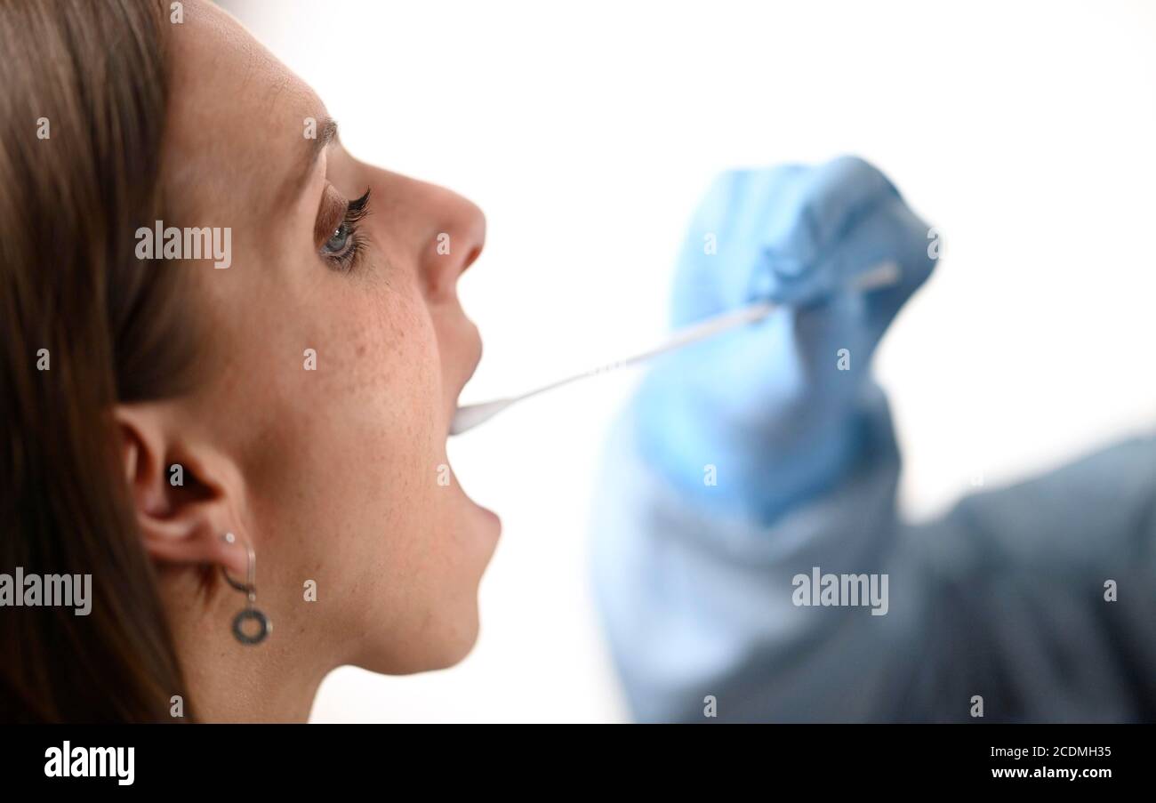 La donna riceve tampone alla gola, RT-PCR, reazione a catena della polimerasi della transcriptasi inversa in tempo reale, test corona, crisi corona, Baden-Wuerttemberg, Germania Foto Stock