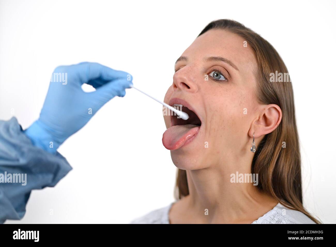 La donna riceve tampone alla gola, RT-PCR, reazione a catena della polimerasi della transcriptasi inversa in tempo reale, test corona, crisi corona, Baden-Wuerttemberg, Germania Foto Stock