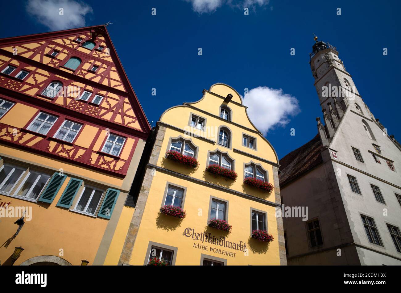 Case con tetto, case cittadine, municipio con torre del municipio, Herrngasse, Rothenburg ob der Tauber, Franconia, Baviera, Germania Foto Stock