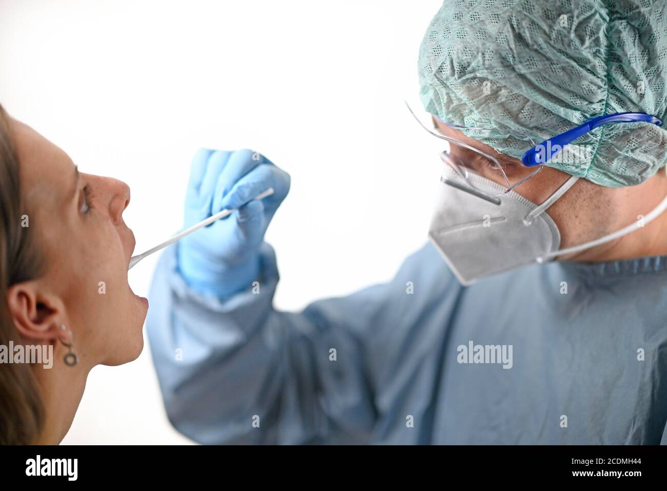 La donna riceve tampone alla gola, RT-PCR, reazione a catena della polimerasi della transcriptasi inversa in tempo reale, test corona, crisi corona, Baden-Wuerttemberg, Germania Foto Stock