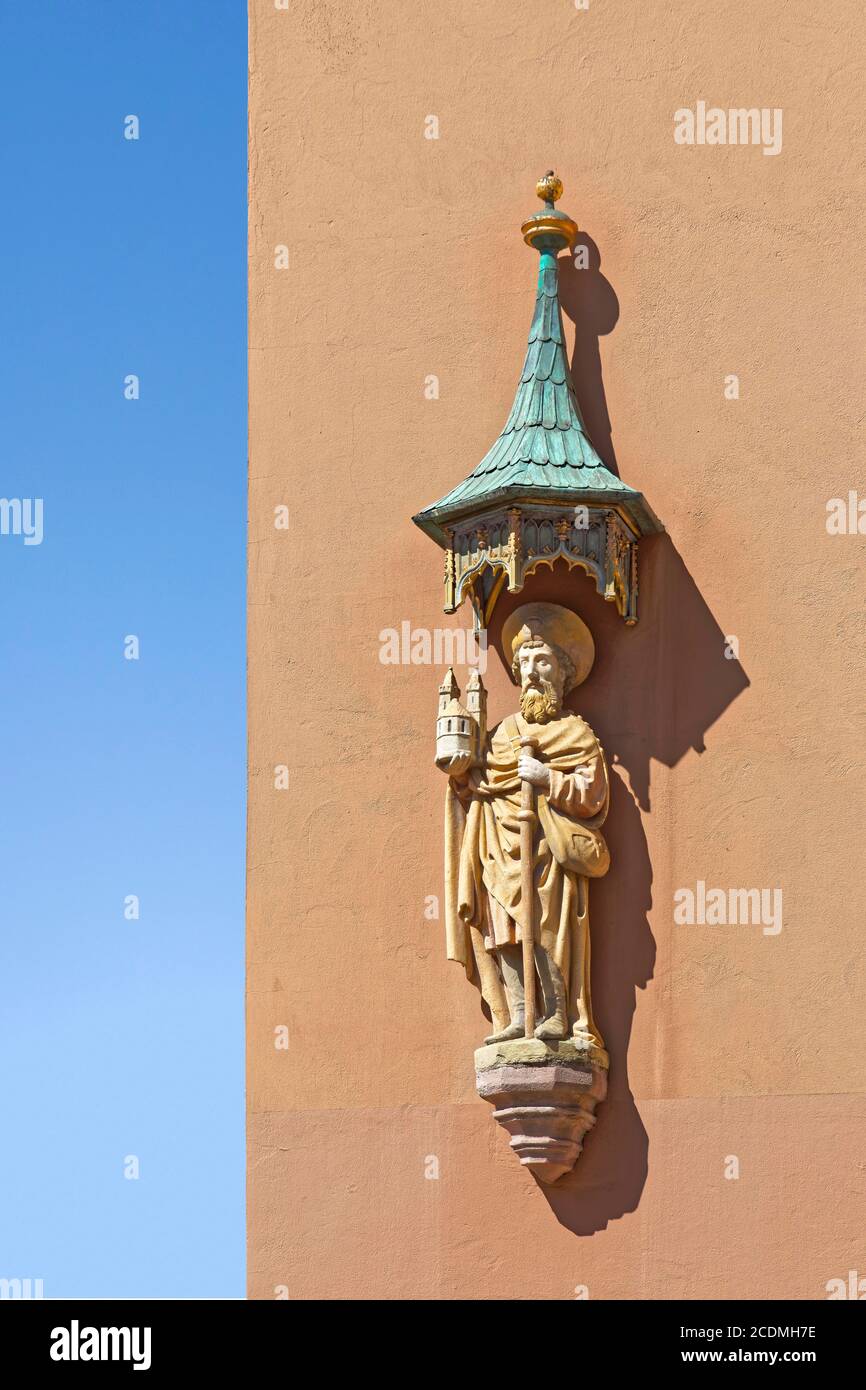 San Rochus di Montpelier, patrono contro la peste, tenendo modello della chiesa di San Sebald, statua sotto baldacchino in rame con verdigris a. Foto Stock