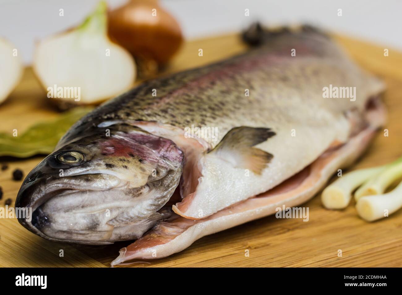 Salmone fresco trota con la foglia di alloro, pepe nero e cipolla Foto Stock