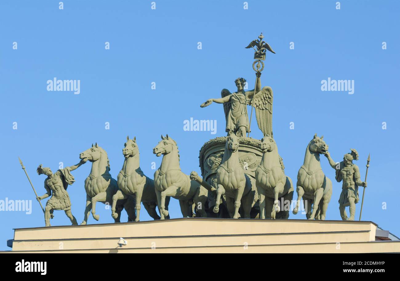 Gruppo di sculture sull'arco di Trionfo dell'edificio dello Stato maggiore A San Pietroburgo Foto Stock