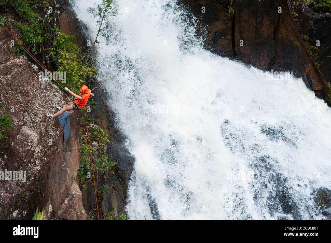 Abseils turistici nella cascata di Datanla in Vietnam Foto Stock