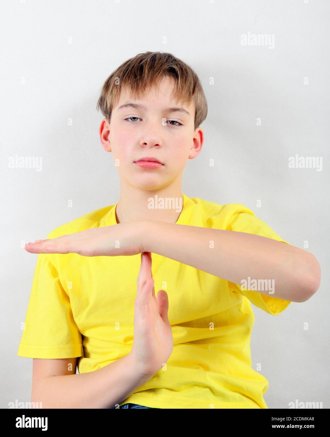 Kid stanco con Gesture di timeout Foto Stock