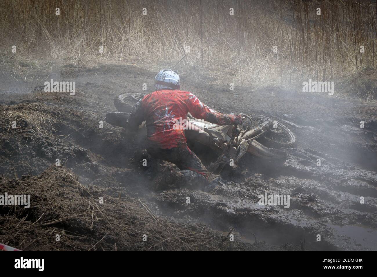 Il pilota fuoristrada salta Foto Stock