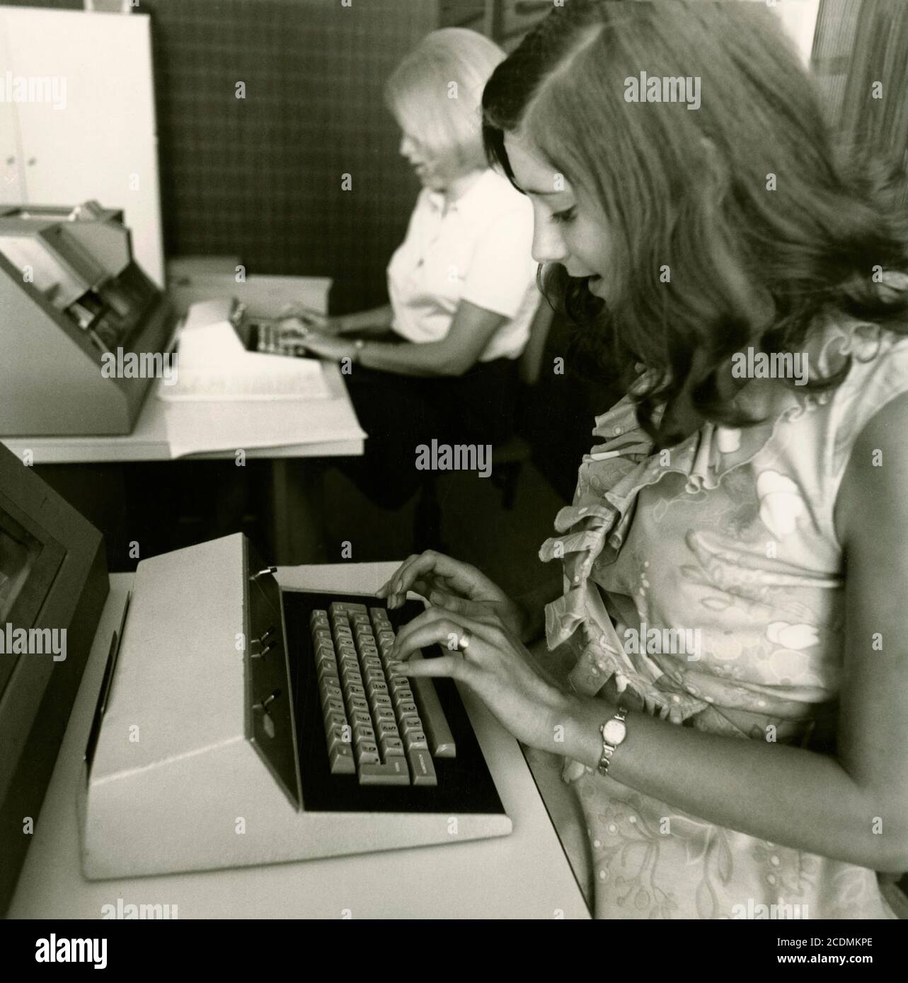 Input dati, punzonatrici punzonatrici schede punzonatrici su cui sono criptati i comandi, computer mainframe IBM 360, Technische Hochschule (oggi Technica Foto Stock