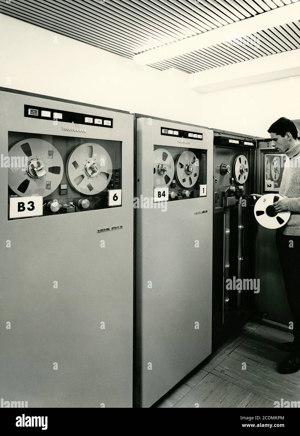 Dispositivo di archiviazione su nastro, unità nastro, computer mainframe  IBM 360, Technische Hochschule (oggi Università tecnica), fotografia  storica intorno al 1966 Foto stock - Alamy
