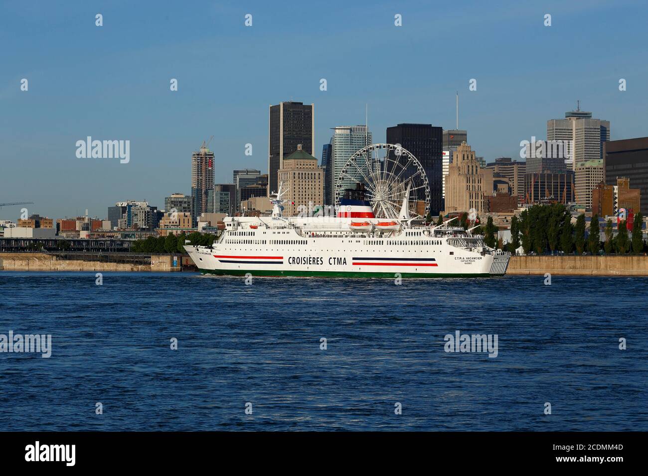 Arrivo della nave da crociera nel Porto Vecchio di fronte allo skyline con grattacieli, Montreal, Provincia di Quebec, Canada Foto Stock