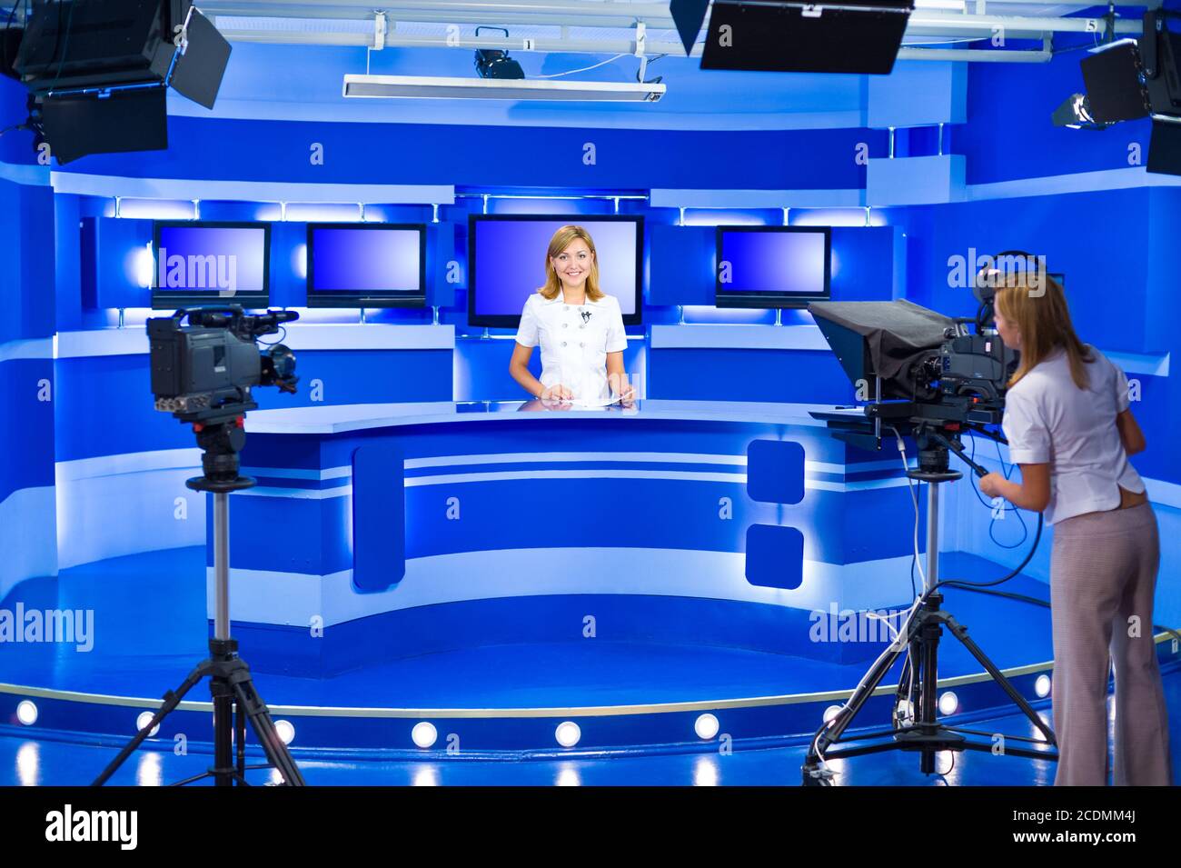 Ancorwoman televisivo e teleoperator lavorano allo studio TV Foto Stock