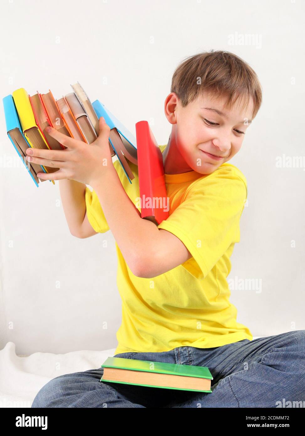 Adolescente buttare fuori i libri Foto Stock