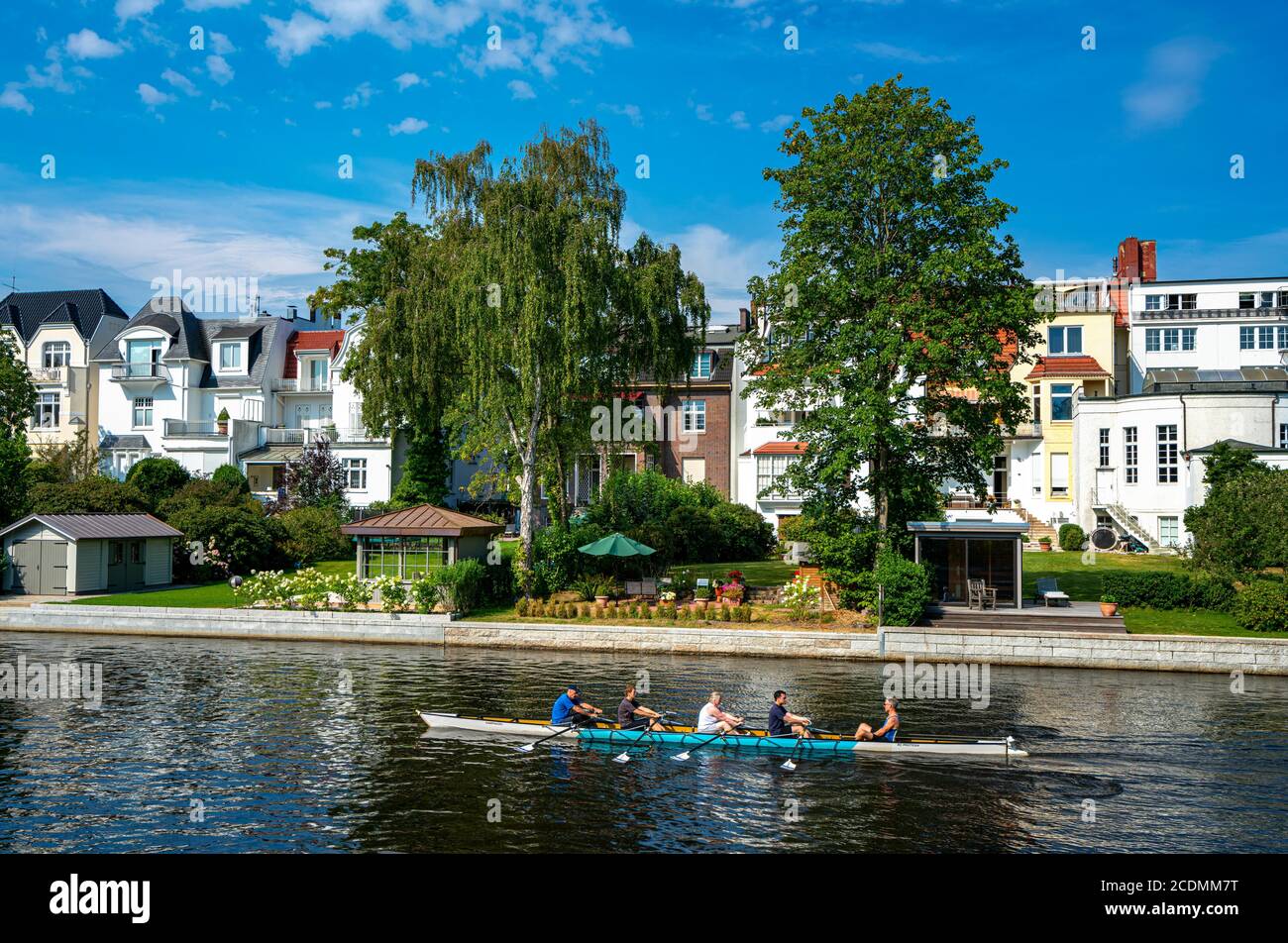 Barca a remi con atleti di ricreazione sull'Alster ad Amburgo, Winterhude, Amburgo, Germania Foto Stock