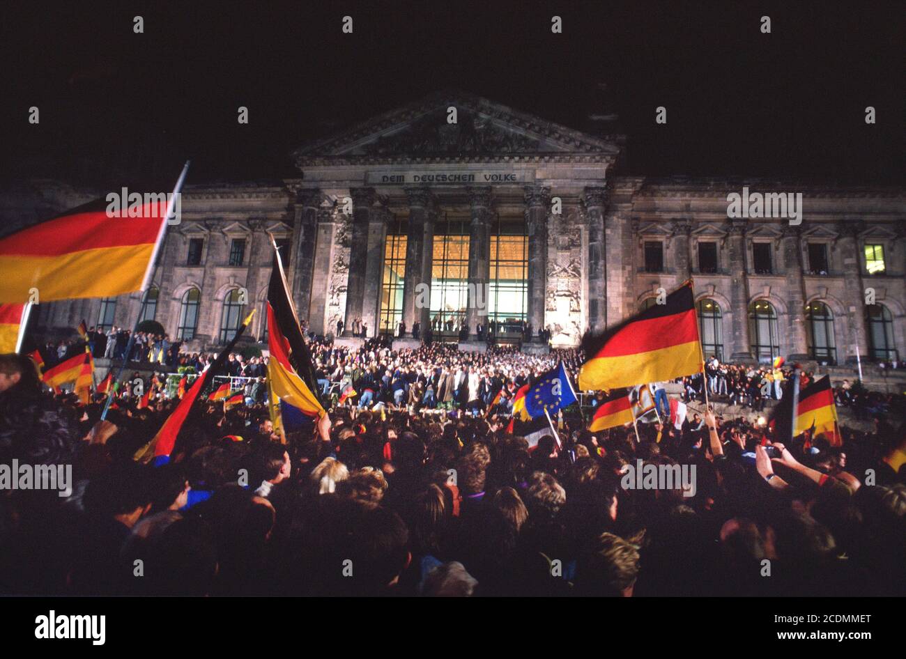 Festa dell'unità il 2/3 ottobre 1990, cerimonia della riunificazione di fronte al Reichstag, alle 0.00 la bandiera dell'unità è issata sotto gli applaudimenti del Foto Stock