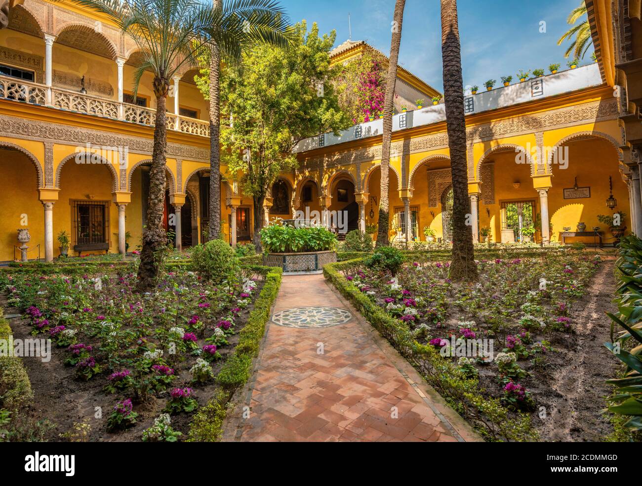 Patio con colonnato, cortile interno con aiuole, palazzo nobiliare andaluso, Palacio de las Duenas, Siviglia, Andalusia, Spagna Foto Stock