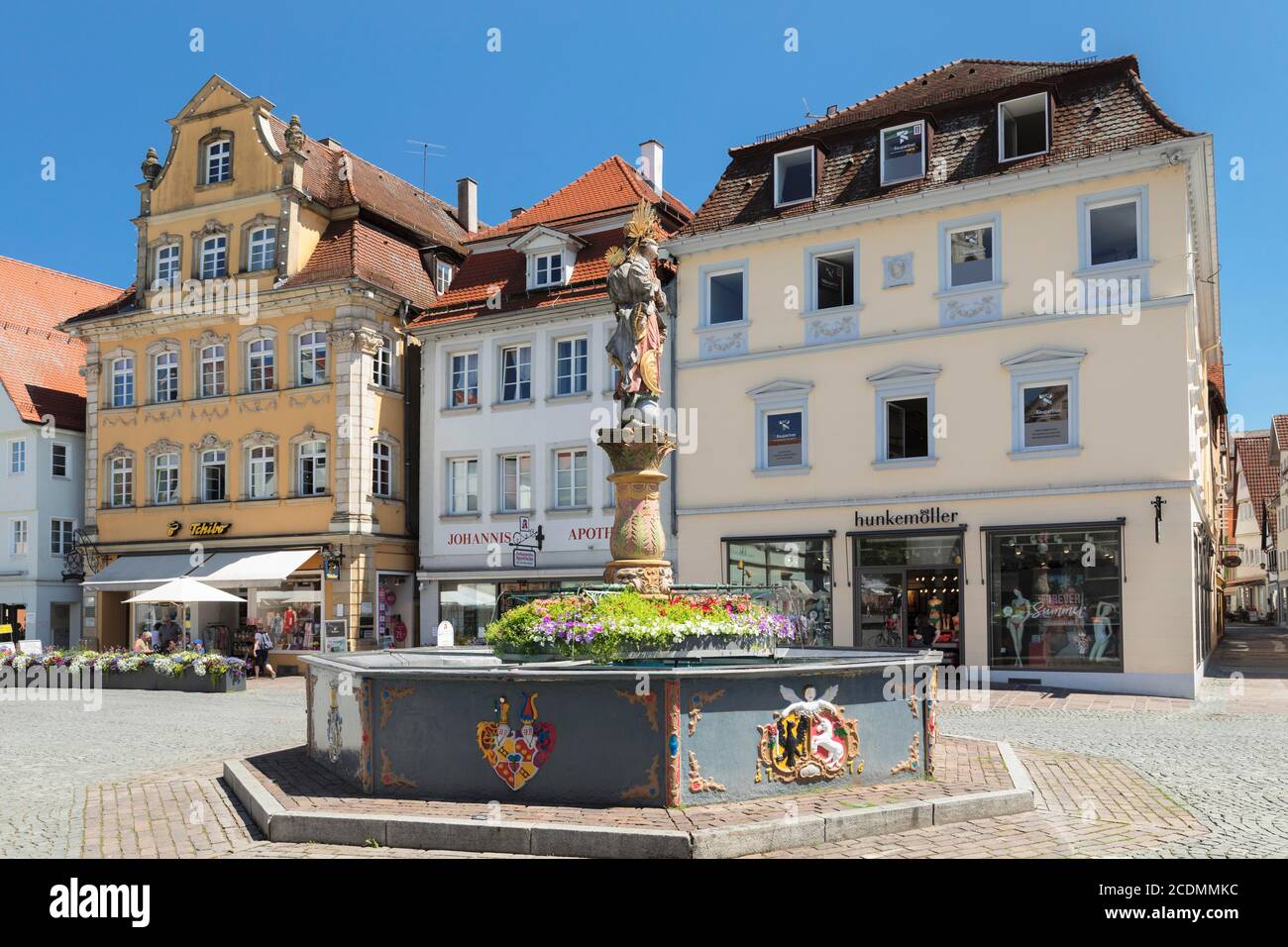 Madonna con una luna a mezzaluna sulla fontana Marienbrunnen in piazza Marktplatz, Schwaebisch Gmuend, Baden-Wuerttemberg, Germania Foto Stock