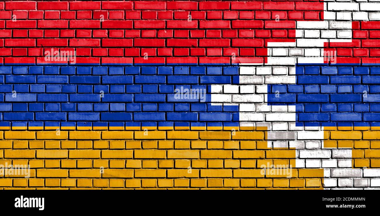 Bandiera del Nagorno Karabakh dipinta su un muro di mattoni Foto Stock