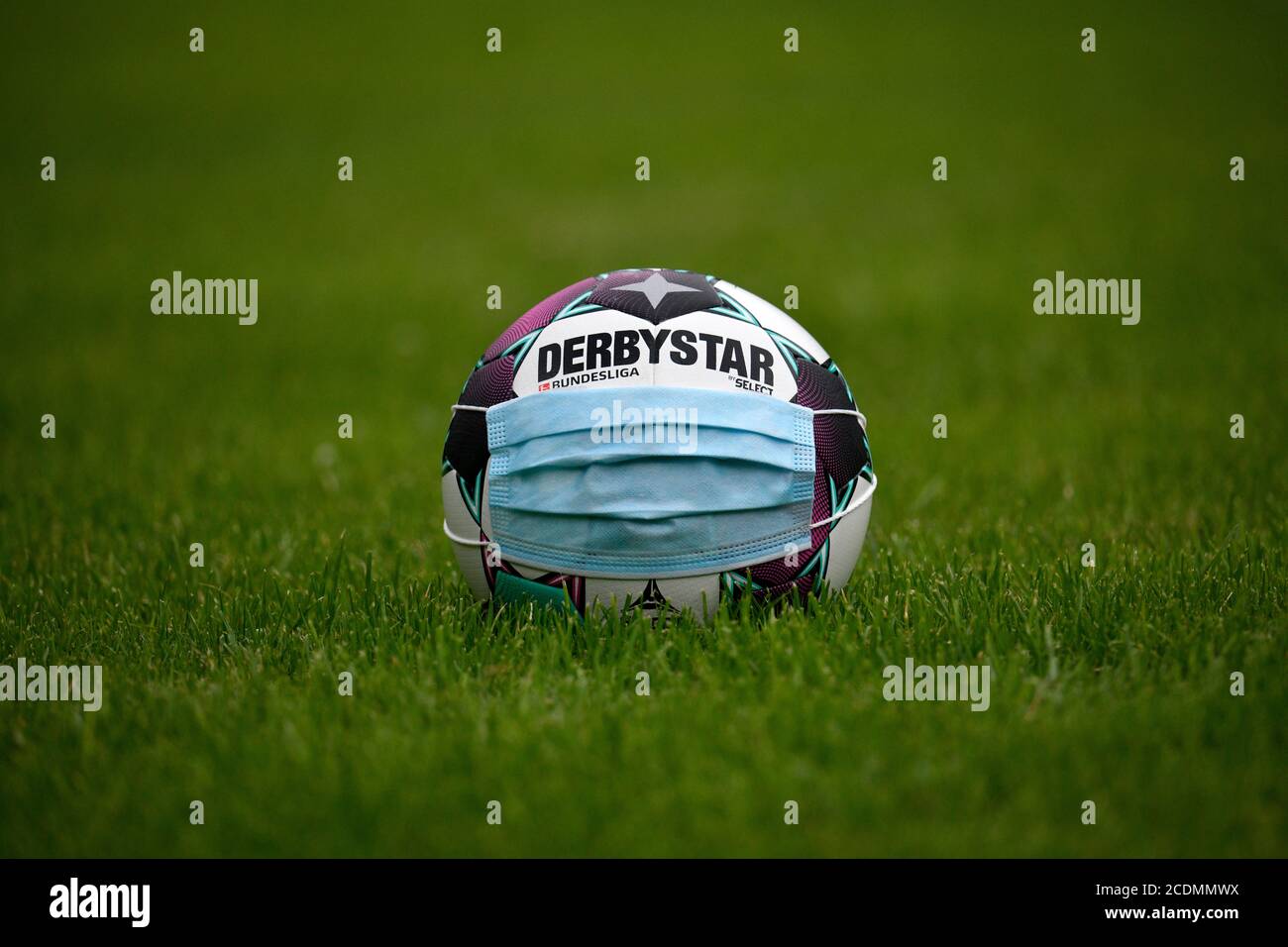 Adidas Derbystar Brillant APS 20/21, pallone della Bundesliga tedesca  stagione 2020/2021, maschera facciale, immagine simbolica della Bundesliga  nella Corona Foto stock - Alamy