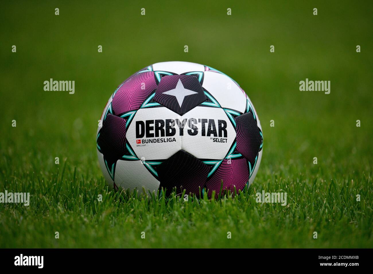 La stella di Adidas Derby Brillant APS 20/21, palla di partita della stagione Bundesliga 2020/2021 in turchese e viola, giace sull'erba, Germania Foto Stock