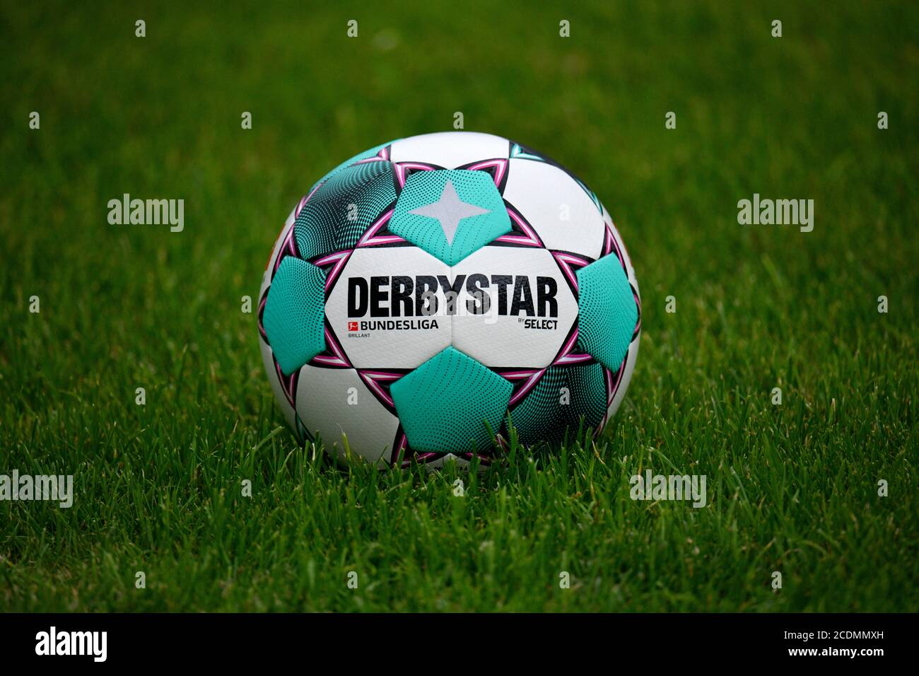 La stella di Adidas Derby Brillant APS 20/21, palla di partita della stagione Bundesliga 2020/2021 in turchese e viola, giace sull'erba, Germania Foto Stock