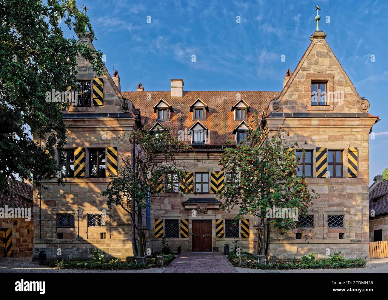 Il castello di legno Almoshof, chiamato anche Holzschuher Schloss Almoshof, costruito nel 1517, sede del negozio culturale Almoshof, Almoshof, distretto di Foto Stock