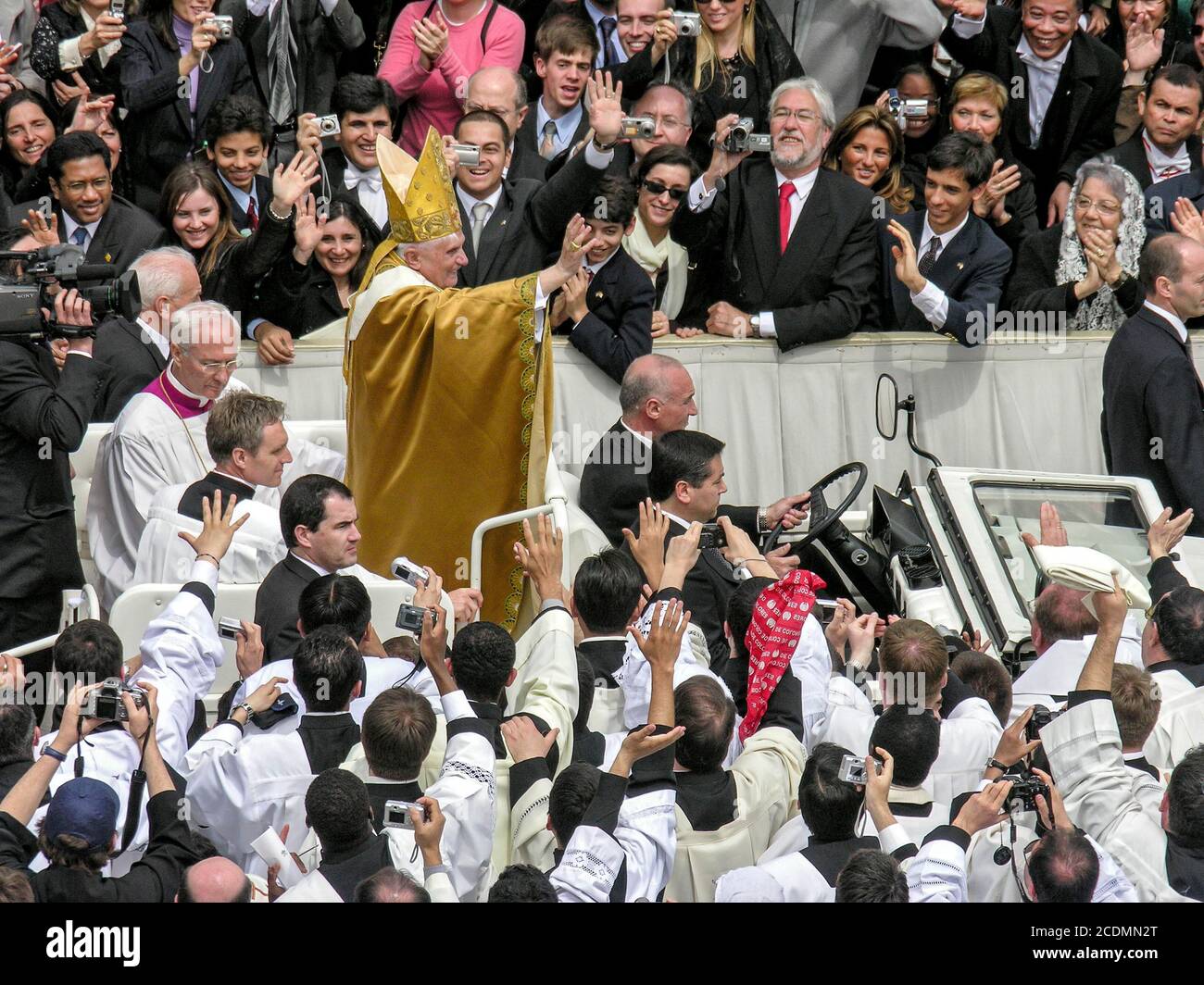 Papa Benedetto XVI, Giuseppe Ratzinger tra le folle nel Papamobile dopo l'intronizzazione del 24.04.2005 di fronte alla Basilica di San Pietro, San Pietro Foto Stock