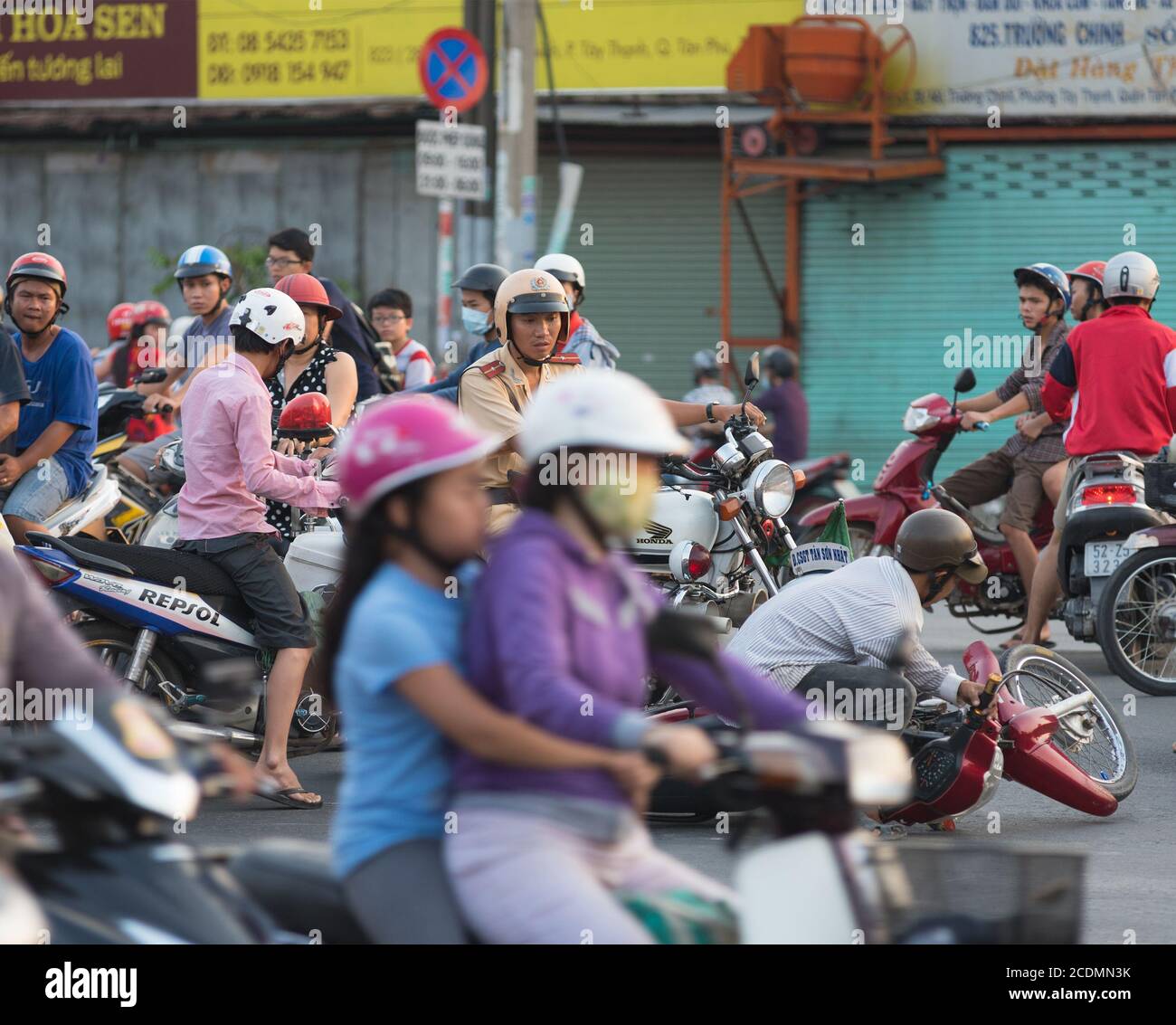 Polizia stradale vietnamita in caso di incidente stradale Foto Stock