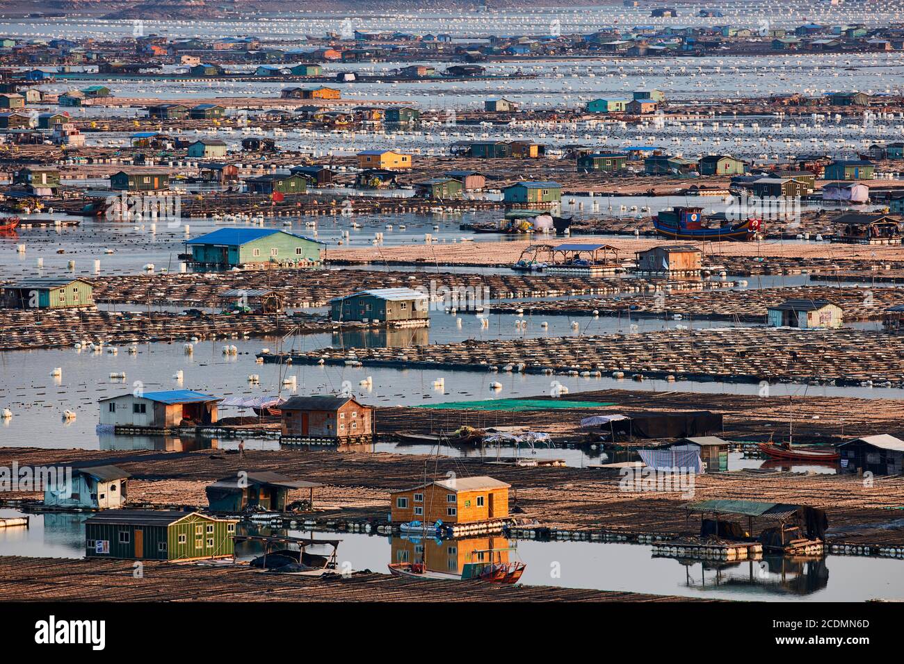 Città galleggiante in baia, case su costruzioni di bambù con acquaculture, Xiapu, Cina Foto Stock