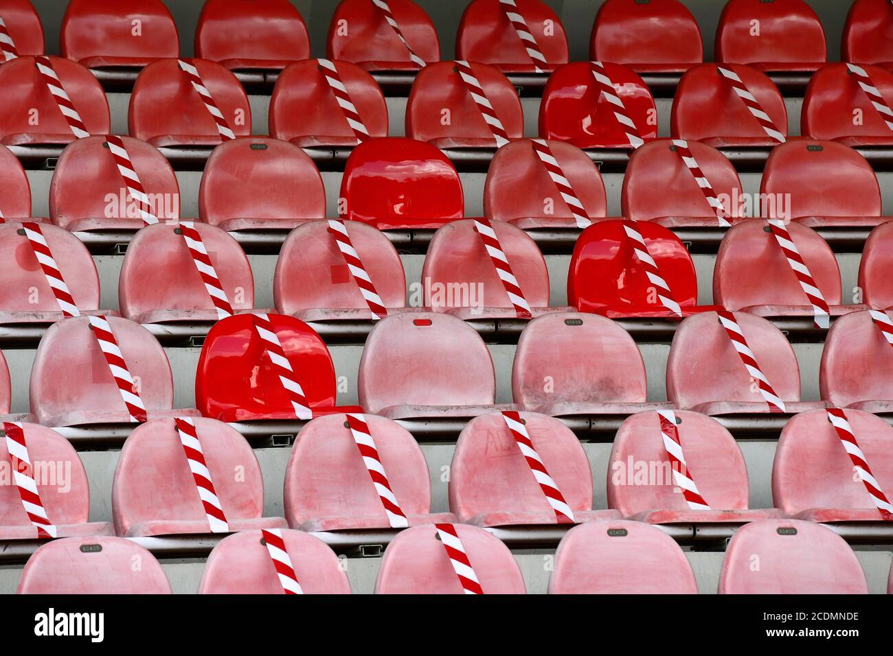 Posti a sedere rossi nello stadio Franz Kremer, distanza di sicurezza, giochi fantasma, Colonia, Germania Foto Stock