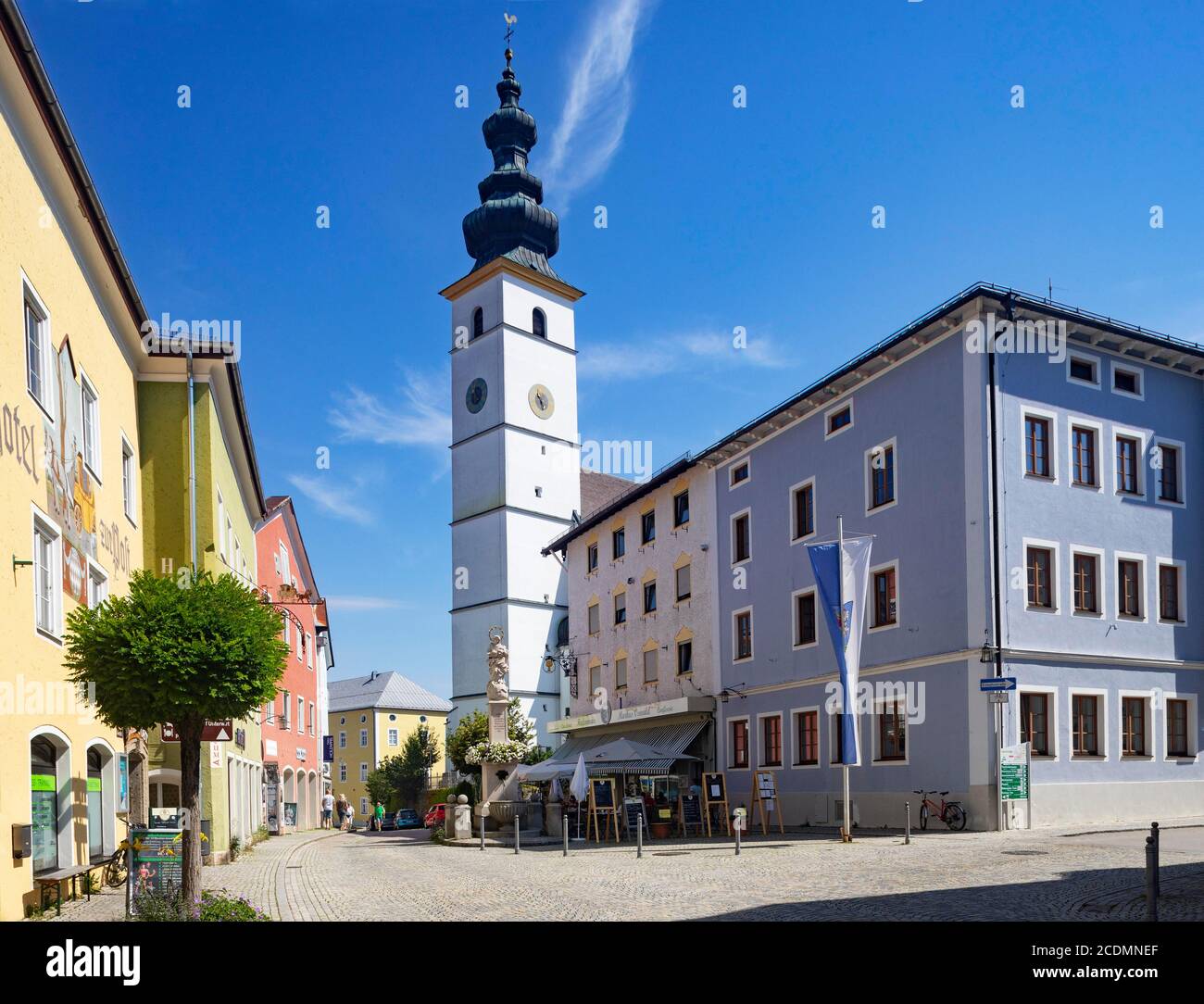 Mercato con la chiesa parrocchiale Sankt Martin, waging am See, Rupertiwinkel, alta Baviera, Baviera, Germania Foto Stock