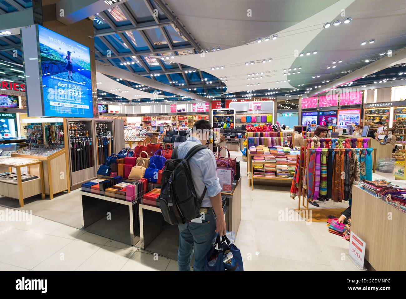 Le persone fanno acquisti nelle boutique duty free dell'haberdashery, all'aeroporto di Bangkok Foto Stock