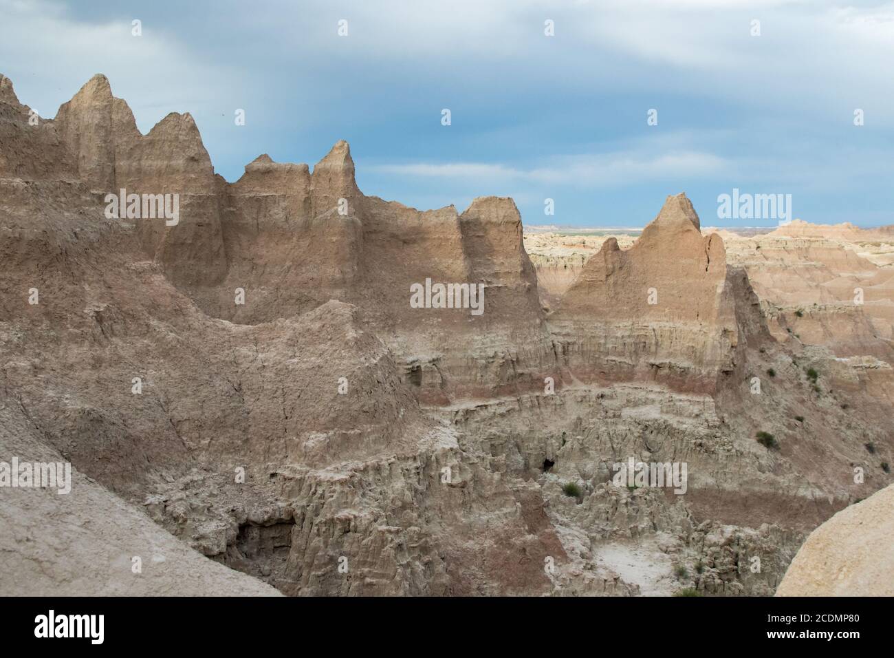 Vette aspre contro un cielo scuro nel Badlands National Park, South Dakota Foto Stock