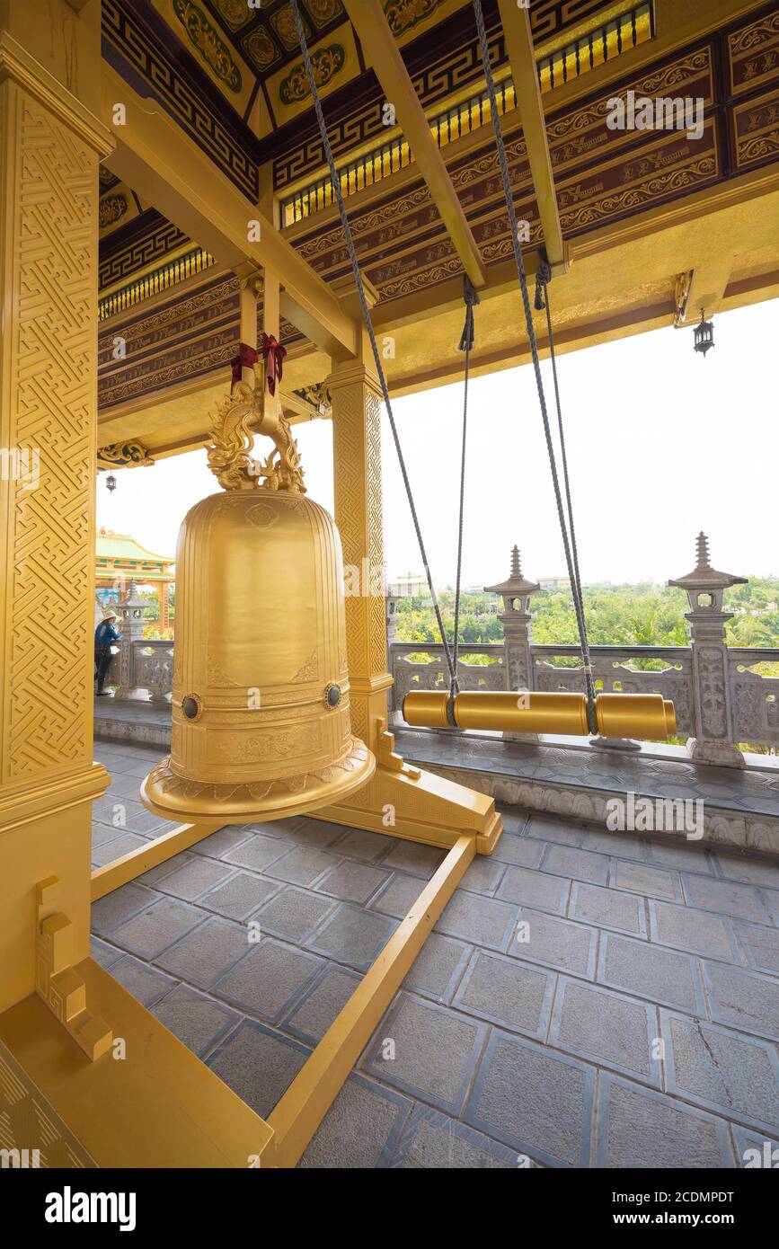 enorme campana al tempio buddista Foto Stock