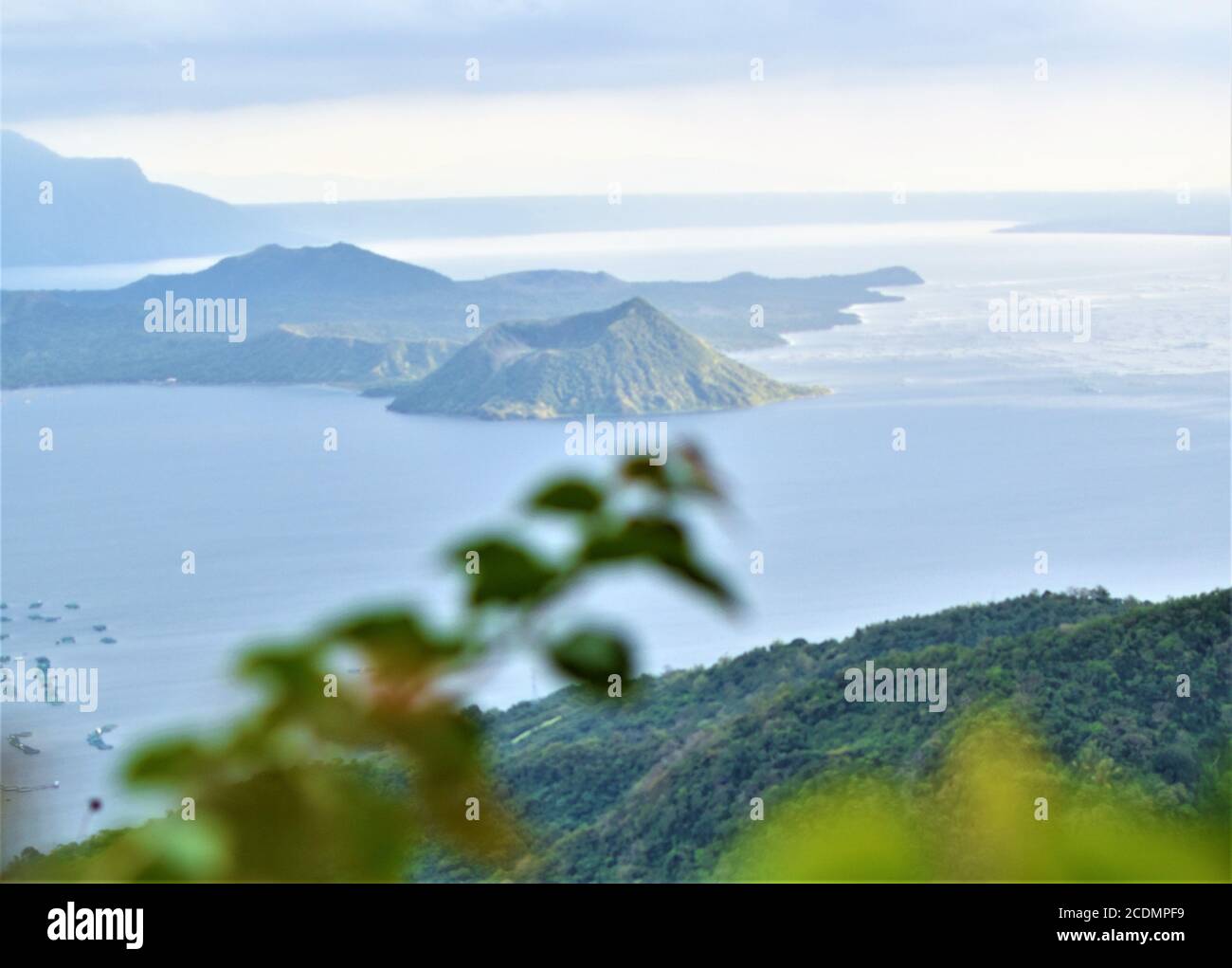 Una vista sul bellissimo vulcano Taal nelle Filippine Foto Stock